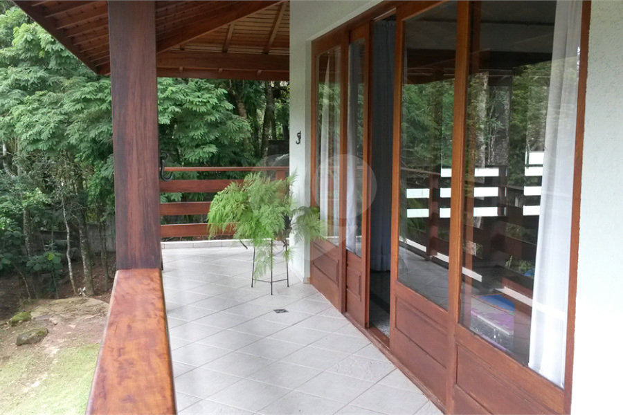 Casa à venda com 4 quartos, sendo 2 suítes, no condomínio Alpes da Cantareira, Mairiporã - SP