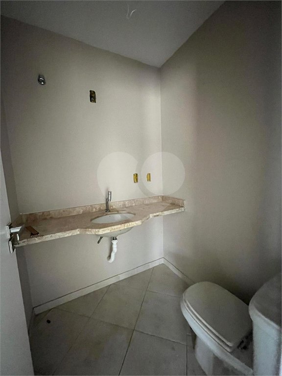 Casa à venda com 4 quartos, sendo 2 suítes, no condomínio Pedra Mar, Rio de Janeiro - RJ