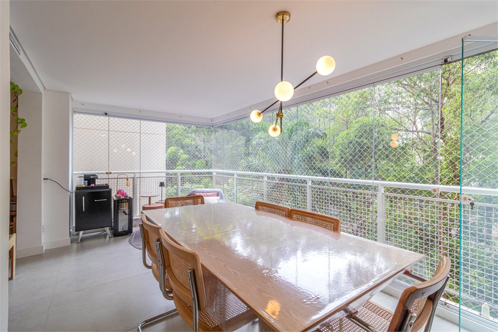 Apartamento à venda com 3 quartos, sendo 1 suíte,  em Morumbi, São Paulo, SP