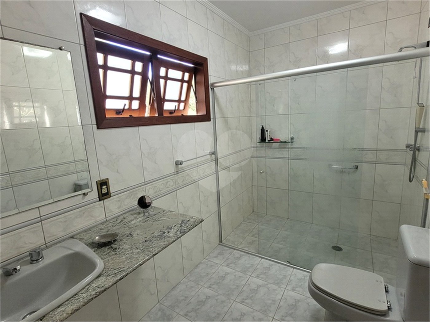 Casa à venda com 4 quartos, sendo 2 suítes, no condomínio Alpes da Cantareira, Mairiporã - SP