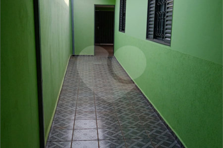 Casa térrea com 3 dormitórios.