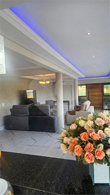 Indaiatuba- condominio Vale das Laranjeiras - Itaici - Terreno 3040,00 ms- construida 220ms - 3 dormitórios, sendo 2 suítes e uma suíte master com closet, além de uma sala ampla com 3 ambientes, Cozinha planejada,, campo de futebol/vôlei, Area de lazer com piscina, espaço gourmet com churrasque