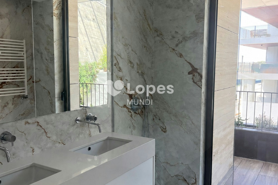 Apartamento T4 à venda em Lordelo do Ouro, Porto, Portugal – 240 m²