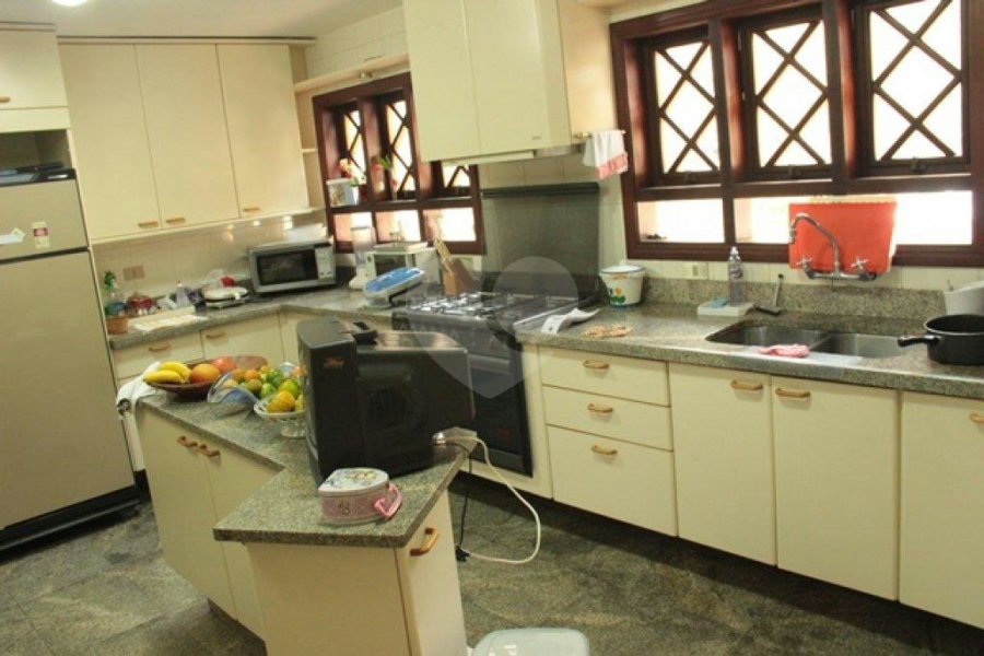 Sobrado à venda com 7 quartos, sendo 5 suítes, no Centro, Mairiporã, SP