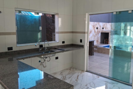 Casa à venda com piscina em Itanhaém