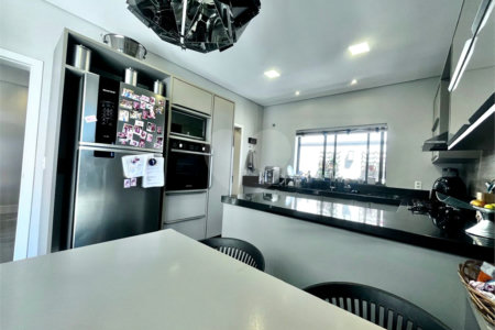 Casa à venda com 3 suítes em Vila Popular, Itapetininga, SP