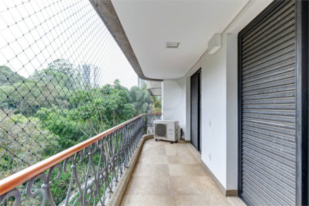 Apartamento no Alto da Boa Vista Condomíno com vasta área verde, lazer e segurança..