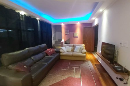 Sobrado com 224m² , 3 dormitórios , sendo 2 suítes , 3 vagas de garagem , 7 banheiros , à venda na Vila Scarpelli em Santo André.