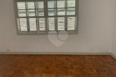 Excelente sobrado de 03 dormitórios na Aclimação.