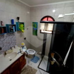 Casa à venda em Atibaia com 5 dormitórios (1 suíte), piscina e área gourmet, 2 vagas garagem, avalia permuta e financiamento