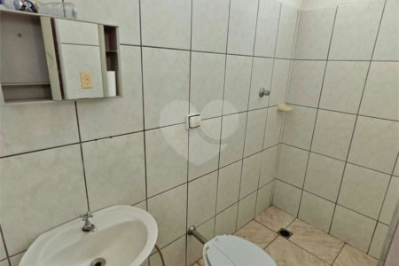?Oportunidade Única em São Carlos: Salão Comercial + Casa Independente nos Fundos – Ideal para Investidores!