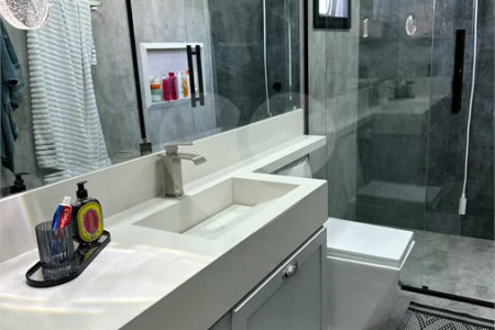 Condomínio London Park – Indaiatuba/SP - Uma casa simplesmente encantadora, em uma das posições mais desejadas do Condomínio London Park, com fundo para a mata, proporcionando privacidade, tranquilidade e uma conexão incrível com a natureza. Terreno: 318,12 m² - Área construída: 265,09 m²