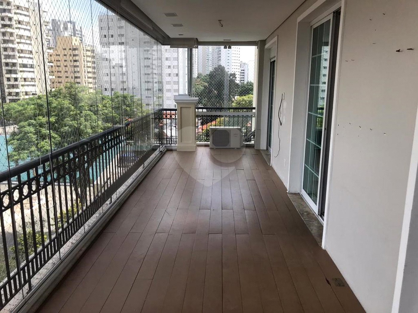Apto 220 metros no Campo Belo. varanda, 5 vagas, 3 suítes. Visite
