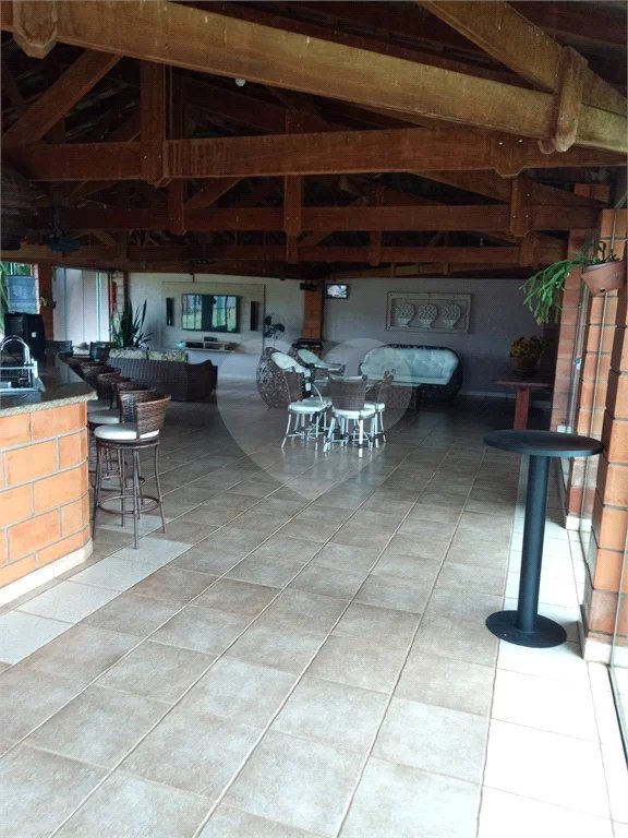 Chácara à venda. Ampla área de lazer. Aceita permuta com apartamento na praia