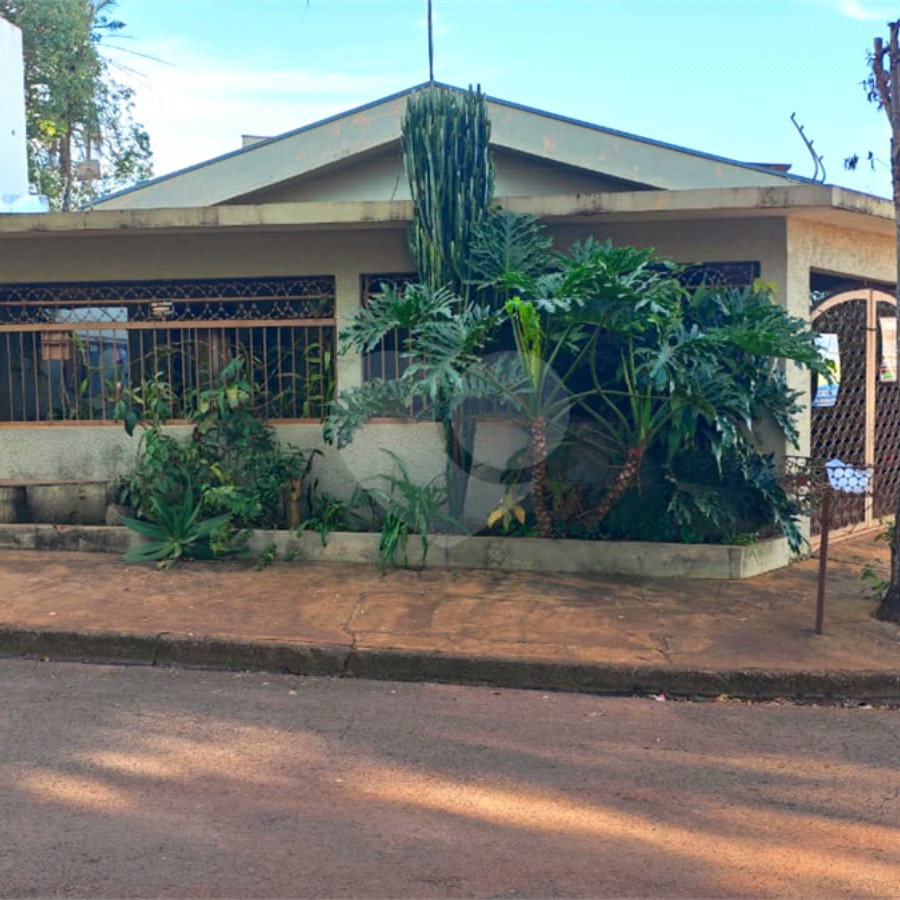 Oportunidade Única no Santa Felícia: Casa 3 dormitórios, Conforto, Espaço de Sobra e a Melhor Localização de São Carlos!