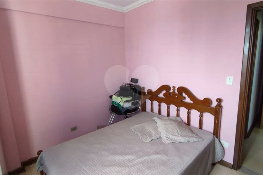 Vende-se apartamento de dois dormitórios no Edifício Marseille, no Centro de Piracicaba;