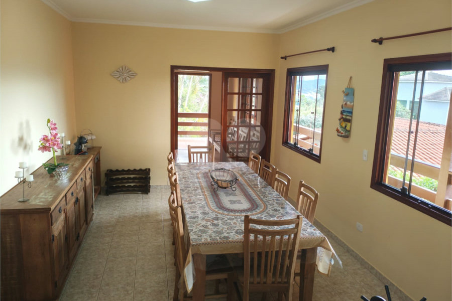 Casa à venda com 4 quartos, sendo 2 suítes,  em Country Residencial Felix, Bom Jesus dos Perdões, SP