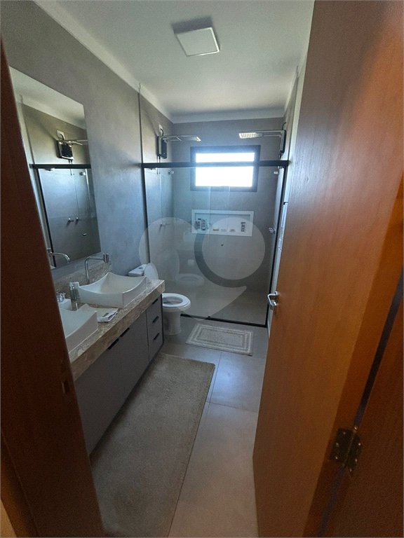 Sobrado à venda com 4 quartos, sendo 3 suítes, em Jardim do Lago, Atibaia, SP