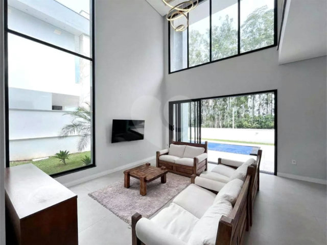 Casa à venda com 3 suítes no condomínio Ninho Verde II, Pardinho - SP