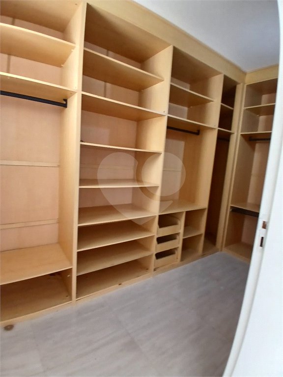 Casa à venda com 4 quartos, sendo 2 suítes, no condomínio Flamboyant, Atibaia - SP