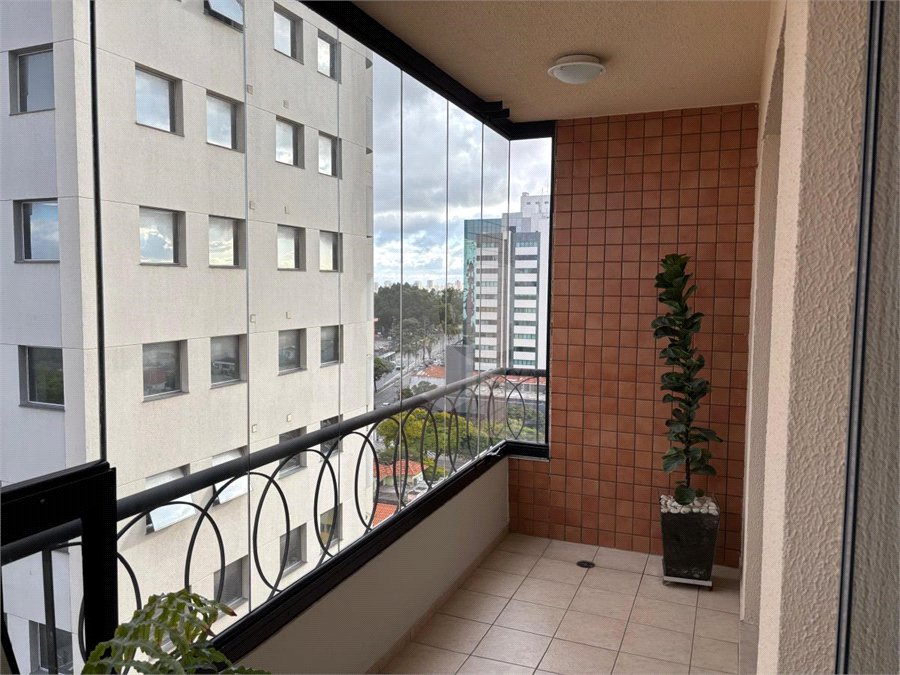 Apartamento de 107m2 no Planalto Paulista com 3 dorms, 1 suíte, 4 banheiros, 2 vagas. Estuda permuta.