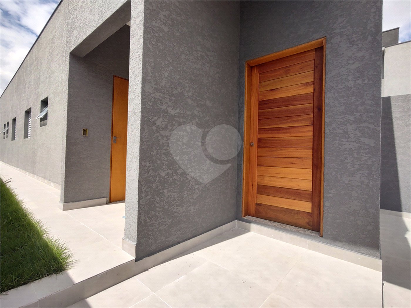 Casa térrea em Atibaia com 3 suítes, sala 2 ambientes, 2 vagas garagem, excelente localização, pronta para morar