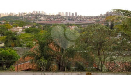 Sobrado à venda com 4 quartos, sendo 2 suítes,  em Jardim Leonor, São Paulo, SP