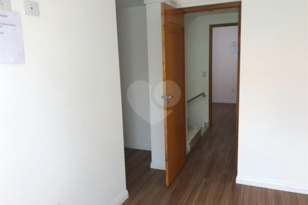 Casa à venda com 3 quartos, sendo 1 suíte, no condomínio Parque Vitória, São Paulo - SP