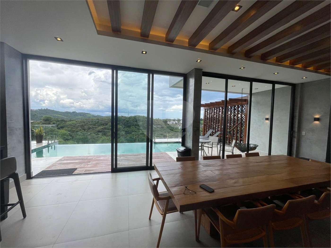 Casa à venda com 3 suítes no condomínio Hills, Arujá - SP