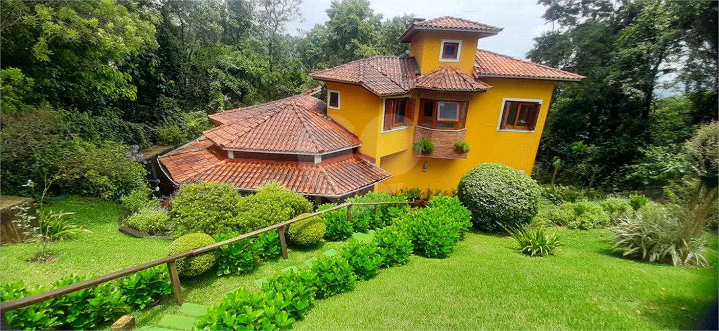 Casa à venda com 5 quartos, sendo 4 suítes, no condomínio Alpes da Cantareira, Mairiporã - SP