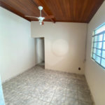 Casa Térrea com 3 dormitórios, sendo 2 suítes.