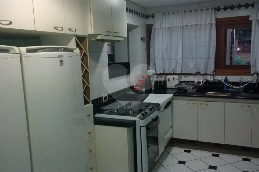 Casa à venda com 4 quartos, sendo 2 suítes, no condomínio Champs Elysees Village, Mairiporã - SP