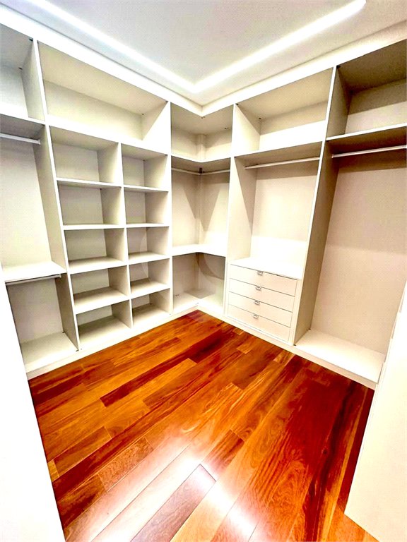 Casa à venda com 4 quartos, sendo 3 suítes, no condomínio Residencial Tivoli Park, Sorocaba - SP
