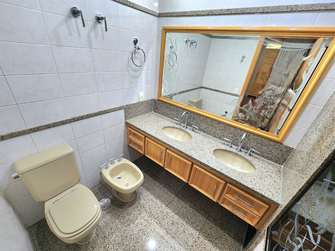 Apartamento Alto Padrão Frente Mar com 4 Dormitórios, 3 Suítes e 3 Vagas na Orla de Santos