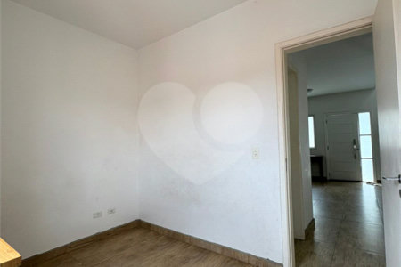 Casa à venda com 3 quartos, sendo 1 suíte, no condomínio New Village, Cotia - SP