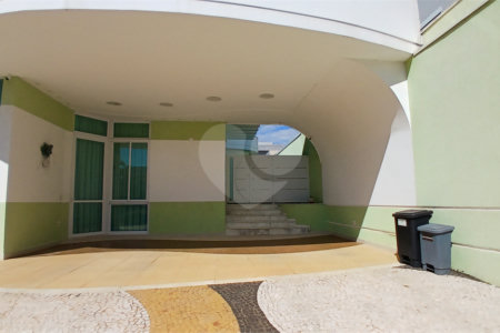 Casa à venda com 3 suítes no condomínio Figueira Garden, Atibaia - SP