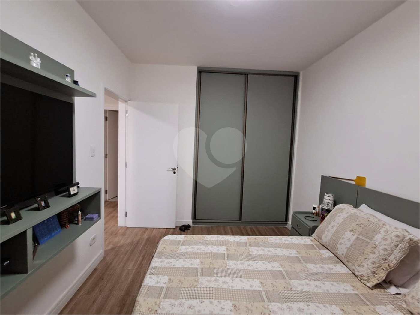 Amplo apartamento à venda totalmente reformado, sala ampliada, quarto, escritório, cozinha integrada e banheiro com box e banheira.