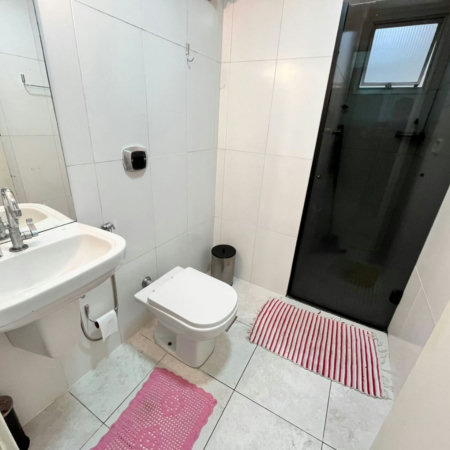 Apartamento 2 dormitórios com vaga de garagem lado praia na Enseada Guarujá