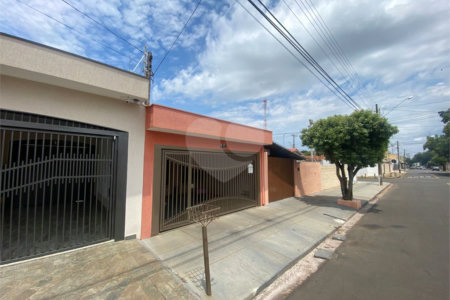 Casa térrea no Jardim Beatriz.