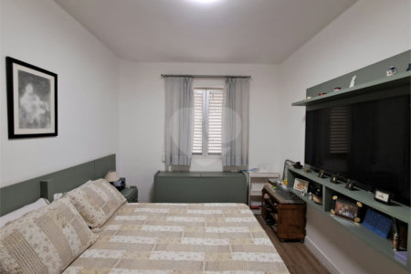 Amplo apartamento à venda totalmente reformado, sala ampliada, quarto, escritório, cozinha integrada e banheiro com box e banheira.