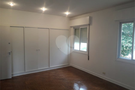 Casa à venda com 4 quartos, sendo 1 suíte, em Pacaembu, São Paulo, SP