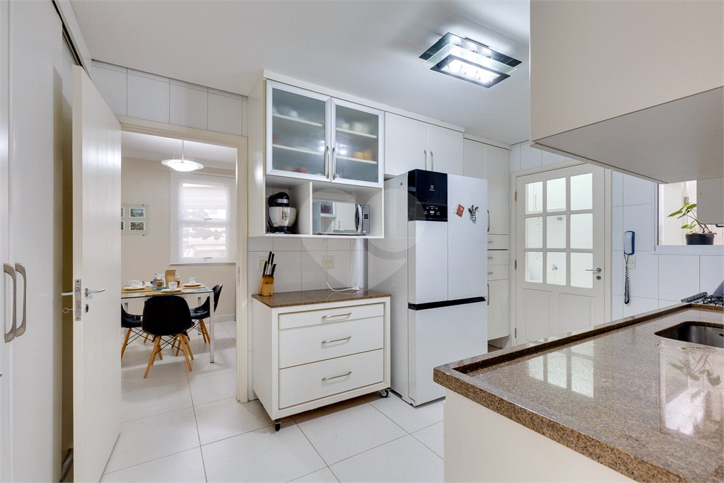Casa à venda com 3 suítes no condomínio Vila Versalhes, São Paulo - SP