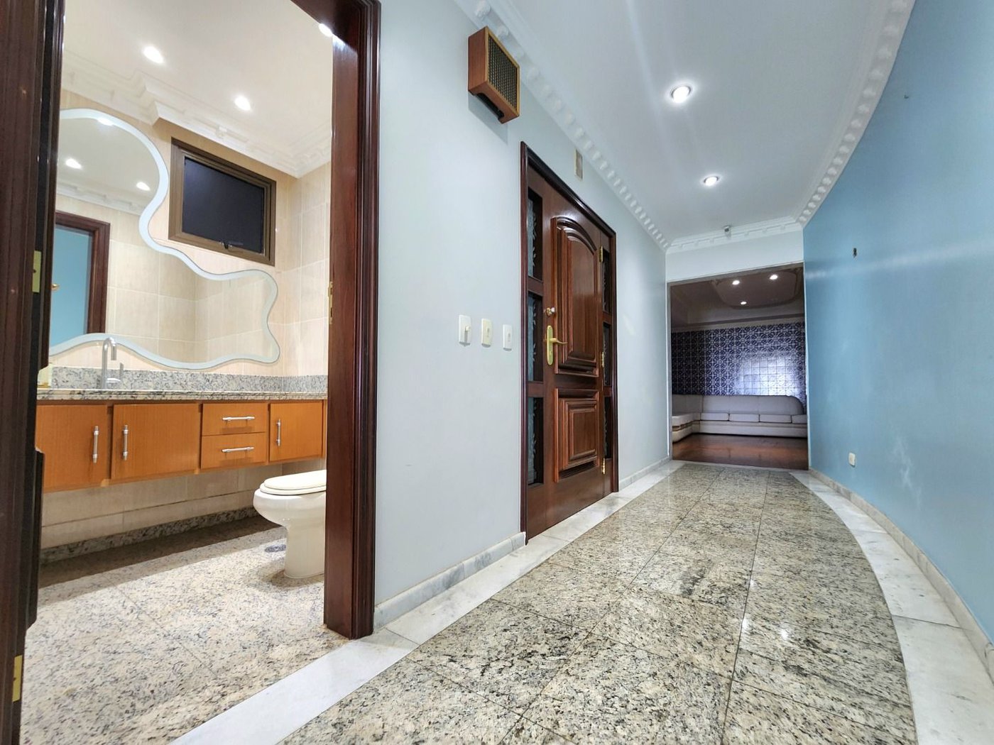 Apartamento Alto Padrão Frente Mar com 4 Dormitórios, 3 Suítes e 3 Vagas na Orla de Santos