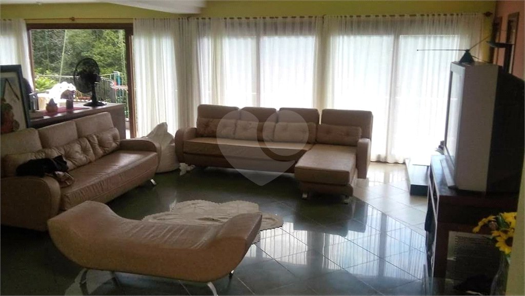Casa à venda com 4 quartos, sendo 2 suítes, no condomínio Champs Elysees Village, Mairiporã - SP