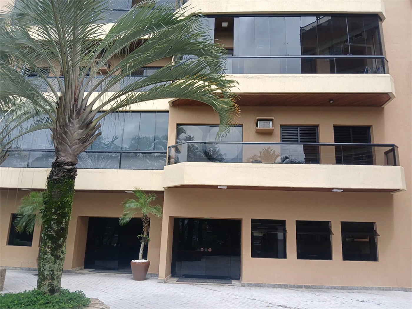 Apartamento à venda com 3 quartos, sendo 1 suíte,  em Enseada, Guarujá, SP