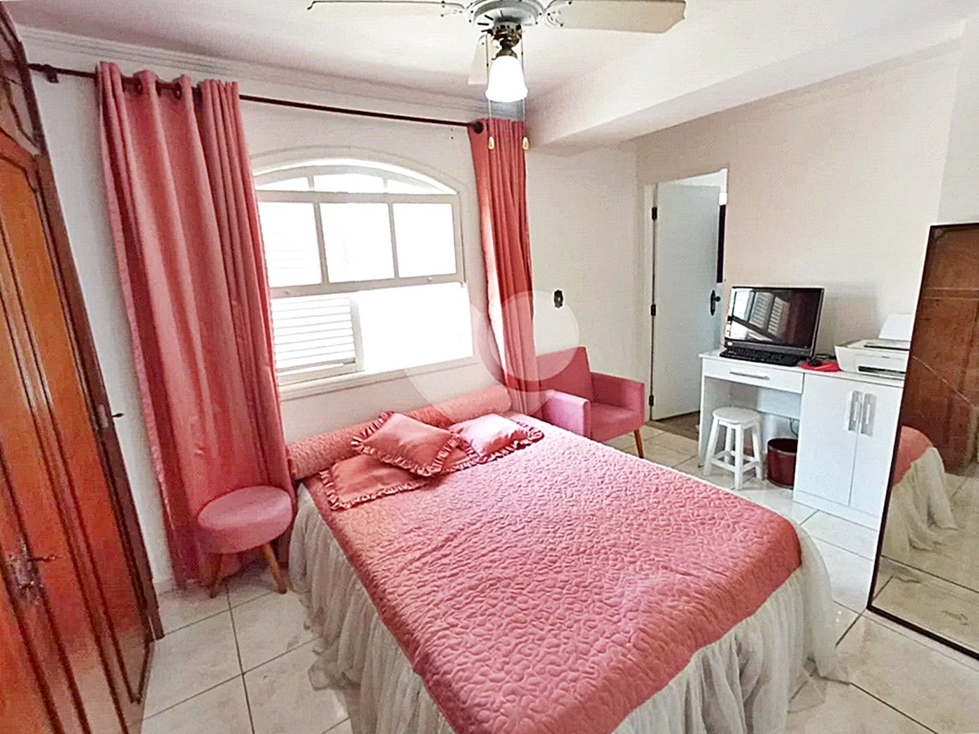 Casa Santa Teresinha | 4 Suítes | 280m² | 3 Vagas | Excelente Localização