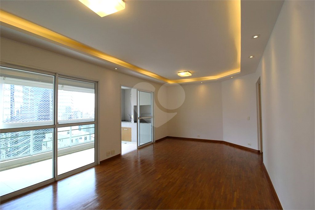 Apartamento à venda com 3 quartos, sendo 1 suíte,  em Vila Olímpia, São Paulo, SP