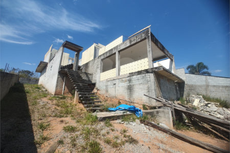 Terreno 810 metros à venda em Atibaia com projeto aprovado exclusivo de alto padrão com construção inacabada