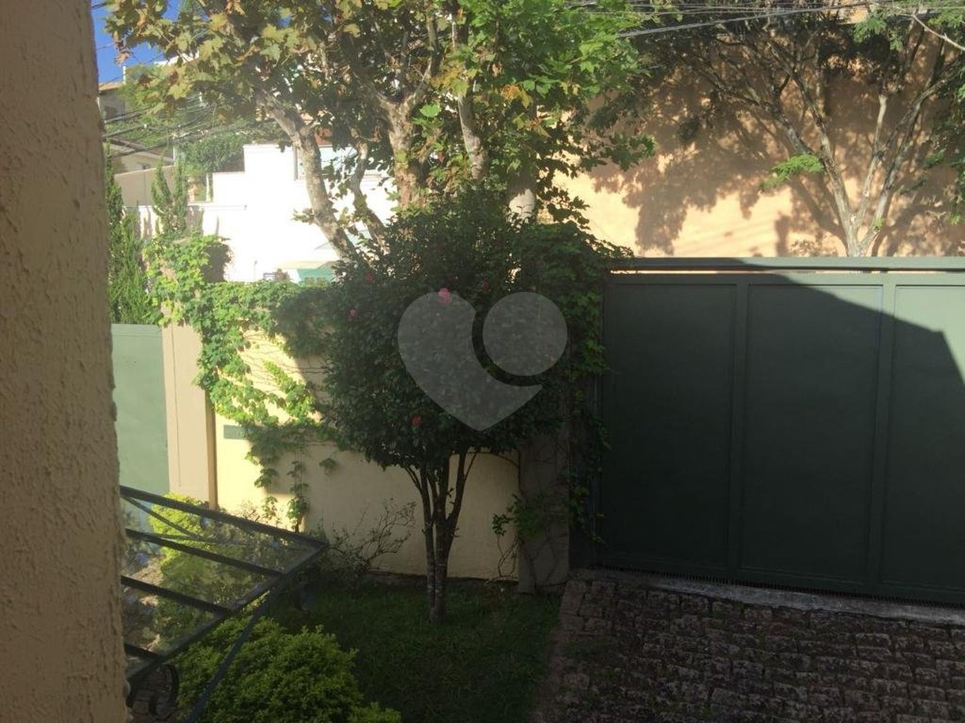 Casa à venda com 5 quartos, sendo 4 suítes, no condomínio Jardim Vitória Régia, São Paulo - SP