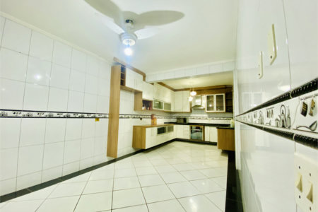 Sobrado à venda com 4 quartos, sendo 1 suíte, em Vila Gilda, Santo André, SP